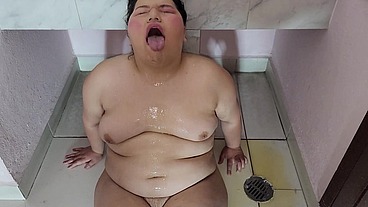 I drink my man's piss after he gapes my asshole with a hard fisting