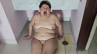 I drink my man's piss after he gapes my asshole with a hard fisting
