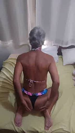Ladysilva fazendo um striptease na cama de bikini exibindo sua bunda bronzeada com marquinha sexy