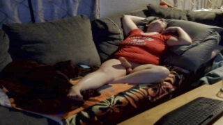 Kypsä homopari ratsastaa toimistossa strapon-dildolla kuumassa anaalisessa toiminnassa