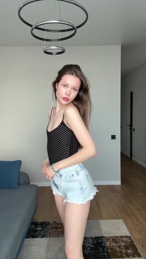 Teen onlyfan shows off her tits