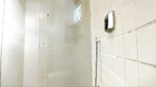 Hjemmelaget action med bobler i rumpa: amatørdukker knullet hardt i dusjen