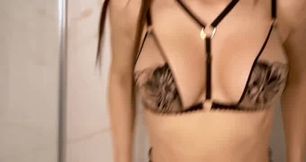 j adore m enfoncer un bon gode dans la chatte