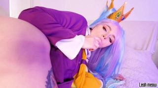 Chica cosplay vestida como Shiro de No Game No Life se masturba