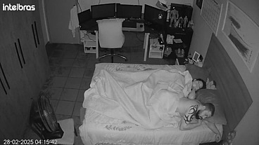 Sexo bruto no chão da sala com câmera "escondida" registrando cada estocada