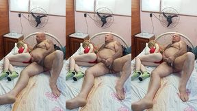 novinha transou tanto que cansou e foi tirar uma soneca enquanto isso o velho ficou batendo uma punheta para gozar leitinho quentinho
