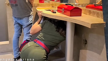.Lleg&oacute_ el plomero Me dej&oacute_ la tuberia mas destruida !.Sexo anal latina.