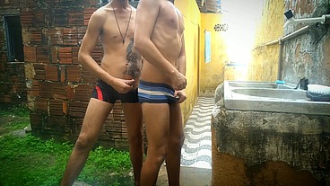 Sexo Bareback nos Fundos da Barraca de Praia