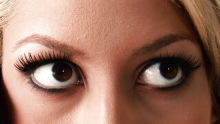 Bridgette B fait une fellation bâclée à Joel Lawrence avant une intense pénétration anale.