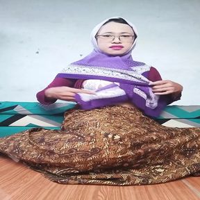 Shemale Slut in Hijab and White Stocking Anal Masturbation and Cumming