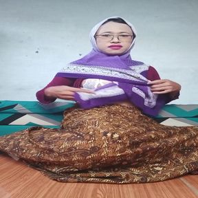 Shemale Slut in Hijab and White Stocking Anal Masturbation and Cumming