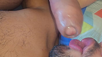 Amigo me botou pra mamar seu pauz&atilde_o, n&atilde_o resisti e sentei.