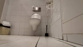 Hallo work, hallo workers here is my Farty toilet for you at the morning !