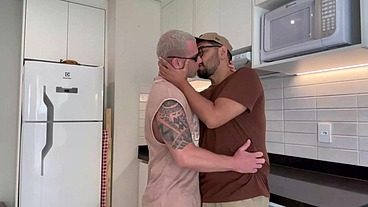 MARCOS GOIANO - TATUADO METENDO PICA NO GOIANO - LOIRO DE PAU DURO SOCANDO NO RABO DO PUTO - SEXO GAY BRASIL