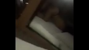 Amigo casual empurrando na novinha