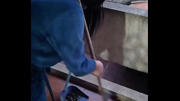 Acordei com a neura da limpeza limpando tudo e quando ele se aproximou de mim me deu um calor