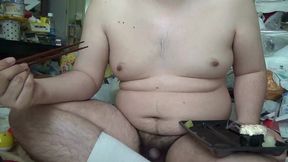 裸で飯を食べる変態人間(1)