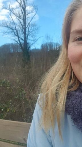 JOI auf der Parkbank mit einer Karotte