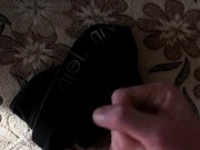 Молодой парень дрочит ствол и Кончает на трусы