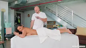 Cant Resist Big With Oiled Tits And Ashlyn Peaks