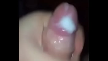 Aliviando na punheta com muita porra