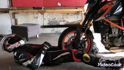 un eglej ma facut un mic masaj motor pornit cauza vibratie a motorcyclete ma facut sa ejagulej sperma in chipamentul de motorcyclist filmat 1012