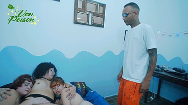 Amanheceu na festa do pijama e nosso primo pegou a gente no flagra! Entramos na vara com vontade assim que acordamos