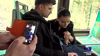 Elle baise dans un bus devant un voyeur