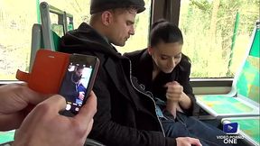 Elle baise dans un bus devant un voyeur