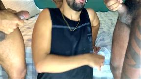 marcos goiano leva pica de tres machos. puto fodido por varios machos com fome de cu. o nerd foi encurralado e levou pica ate gozar de tesao