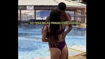 Macho dan&ccedil_ando de sunga preta