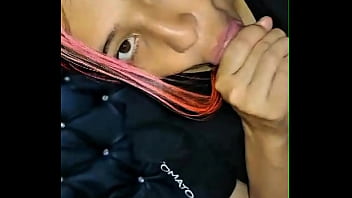 Madrastra atrapada debajo del sof&aacute_: &iexcl_el hijastro recibe un rapidito y caliente creampie! ( CASERO REAL)