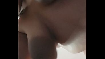 Mira como se mueven mis tetas mientras me cogen de a perrito