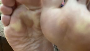 STEAM COMING FROM HER HOT AND STINKY GYM FEET FOG THE CAMERA - MP4 HD