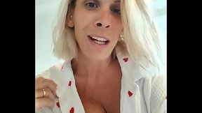 Je suis dans la maison de vacances avec mes parents, et qui vient nous rejoindre...