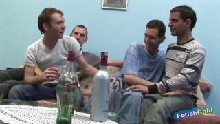 若い男が生でアナルファックされる