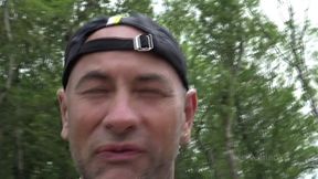deux mecs baisent en pleine foret