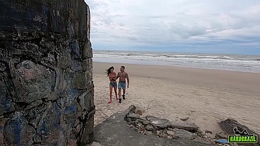 Tatuado pega novinha andando na praia e mete a madeira - Manoella Fernandes