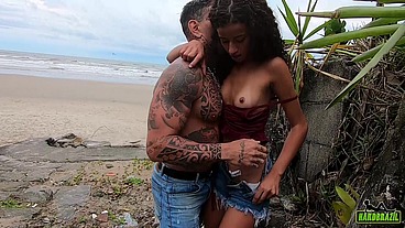 Tatuado pega novinha andando na praia e mete a madeira - Manoella Fernandes