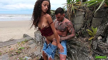 Tatuado pega novinha andando na praia e mete a madeira - Manoella Fernandes