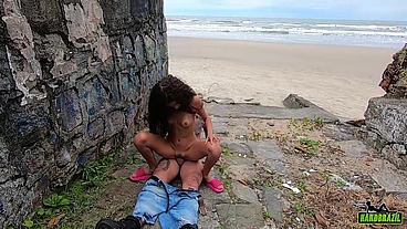 Tatuado pega novinha andando na praia e mete a madeira - Manoella Fernandes