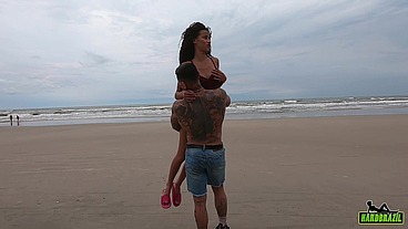 Tatuado pega novinha andando na praia e mete a madeira - Manoella Fernandes