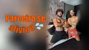 pretinho metendo e leitando o branquinho e muito leite