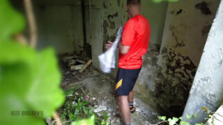 Amatori excitați își iau puli uriașe în gură, apoi sunt futuți fără șa, terminând cu masaje faciale murdare