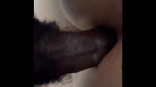 Creampie interracial, anal – POV de uma MILF PAWG amadora com bunda grande sendo fodida por um pau grande BBC