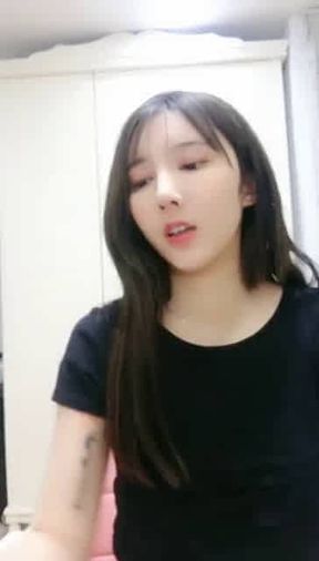 Sexy Chinese girl gets naked to seduce