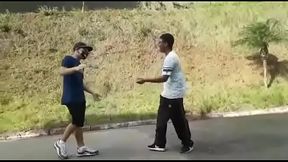 Branquinho picudo descendo a rola no neguinho enquanto o corno filma