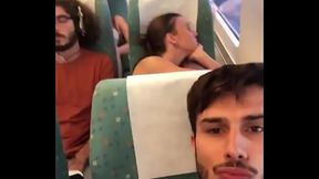 amigo no trem da Europa mostrando a rola dura