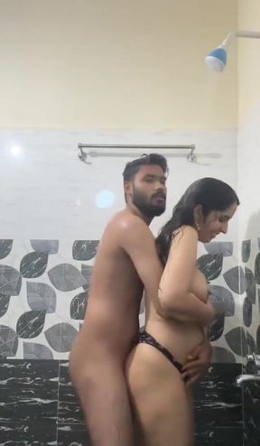 Full Video of Indian Desi Girl Sex with Her Boyfriend in Bathroom