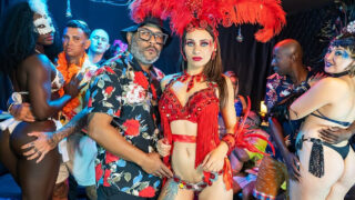 Bữa tiệc của những cô nàng Latinh ngực khủng biến thành màn quan hệ tình dục tập thể hoang dã giữa các chủng tộc: May Akemi, Carol Fenix và Carol Corrales chịu đựng màn quan hệ tình dục qua đường hậu môn thô bạo, quan hệ tình dục bằng miệng và xuất tinh.